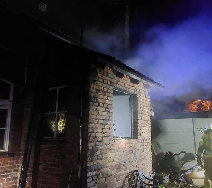 Pożar mieszkania gasiło 6 zastępów straży